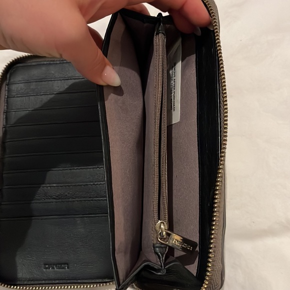 Danier Leather Wallet - Picture 3 of 4